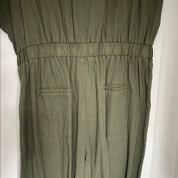 Universal Thread Green Jumpsuit with Collared Neckline and Adjustable Waist - Picture 7 of 8